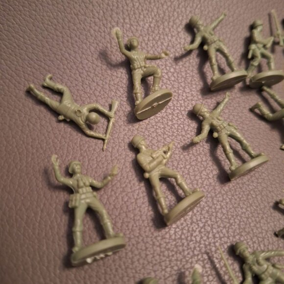 Milton Bradley Army Men Tank Battle Game 26 Green Pieces Cupcake Toppers 1975 - Picture 4 of 5